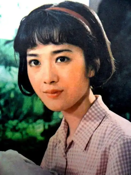 80年代第一美女龚雪,因"流氓案"断送事业,远走美国后过得如何