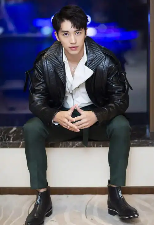 许魏洲帅气皮衣写真,明星,街拍,帅气,帅哥,许魏洲,大陆男明星,帅哥