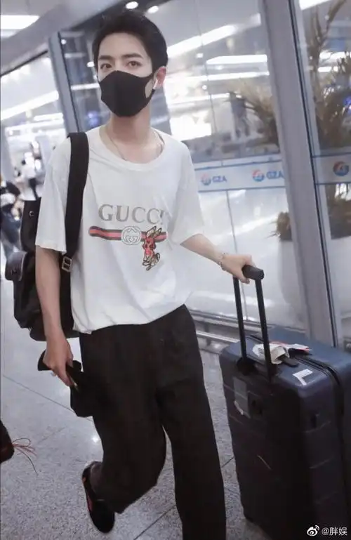 白色t恤大背头肖战#街拍潮图#,气场十足,走路带风.