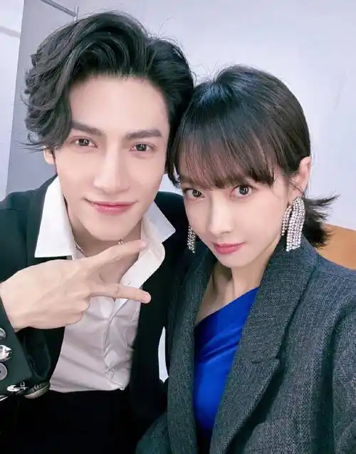 罗云熙分享自己和宋茜的合照,头靠头笑对镜头,梦回心跳源计划_娱乐