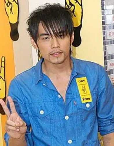 图周杰伦秃顶吗依靠戴假发装浓密