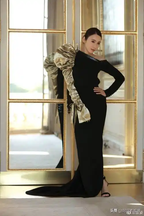 51岁黎姿近照,一身斜肩修身黑色长裙,身材完胜同龄人_演艺事业_香港