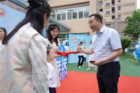 成华区双水碾街道办事处党工委书记欧果先生;成华区教育局党组成员