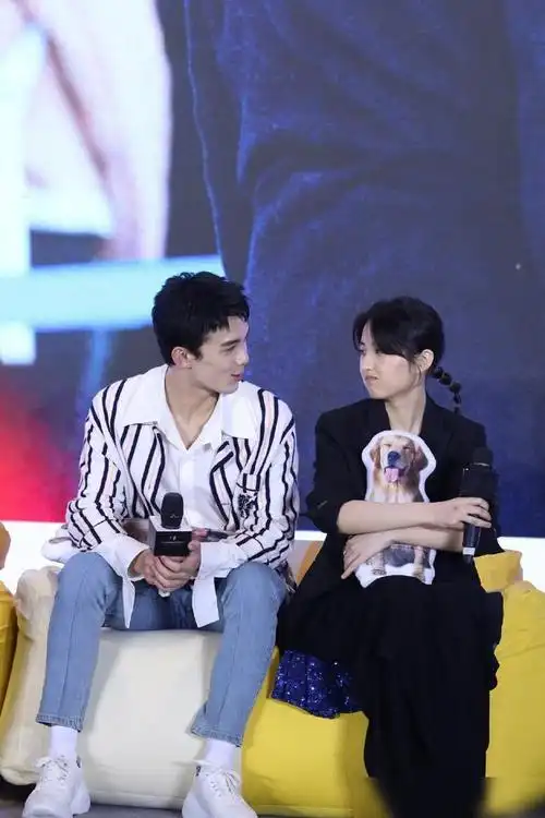 吴磊台上酷酷的打碟张子枫台下打call两人真的一如既往地好嗑