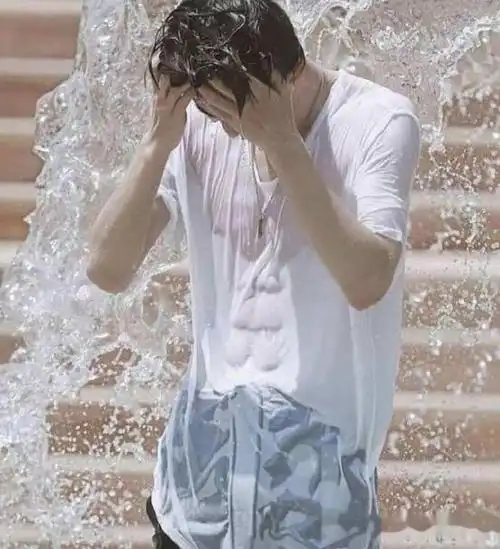 王一博是比较纤瘦的体型,不过王一博的腹肌很有名呢!