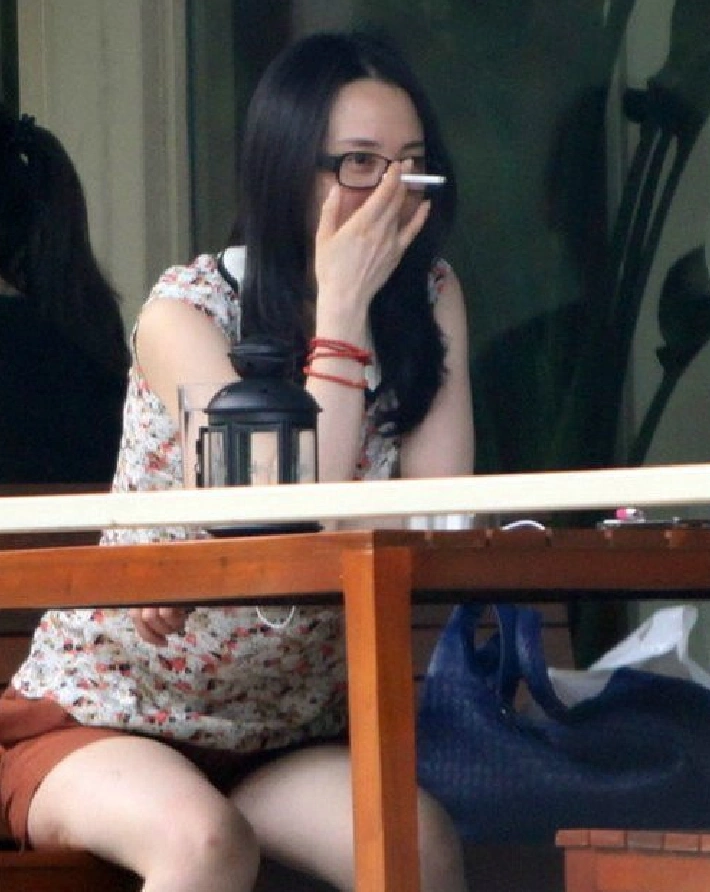 餐厅惊现蒋勤勤素颜就餐,穿衣随意,大口抽烟与友人谈笑