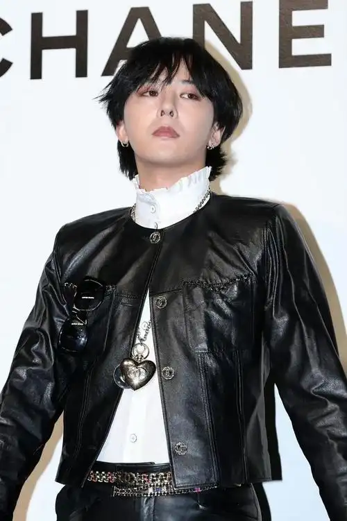 权志龙出席chanel 在首尔的品牌活动,一身黑皮衣造型亮相