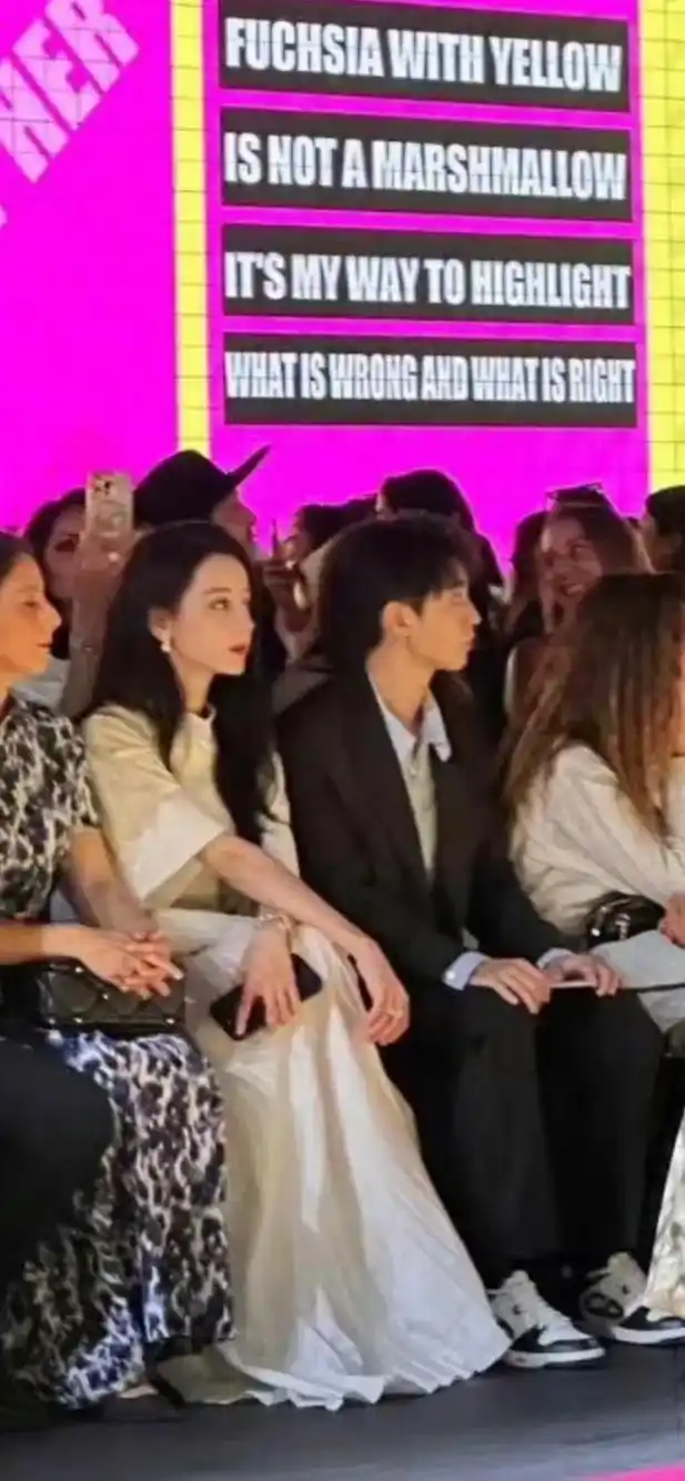 老婆和男朋友又同框了!#迪丽热巴 #王俊凯 #巴黎 - 抖音