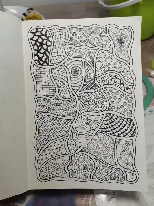 在小块图形中充填不同的线条形状和小型图案2.