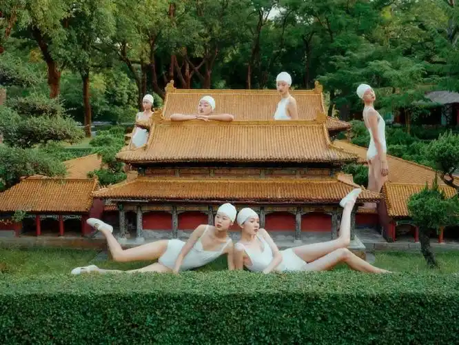 湾区国际模特大赛#大方灵动的锦绣少女,着纯白色连衣泳装,自在休碛谮