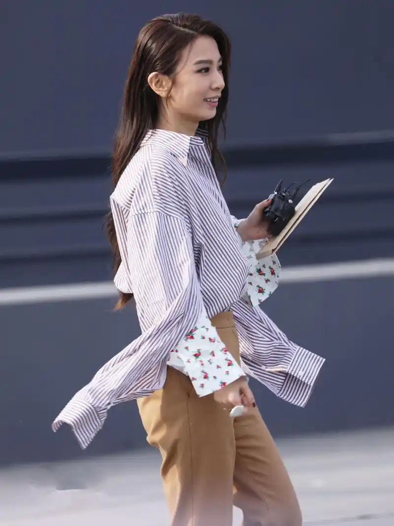 35岁田馥甄,阔腿裤就能穿出女人味,却被花袖子抢镜!