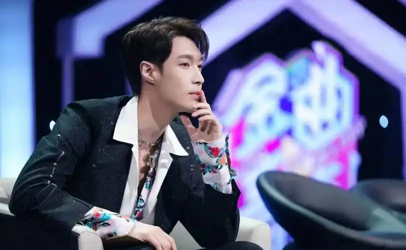 耿直男孩儿张艺兴!