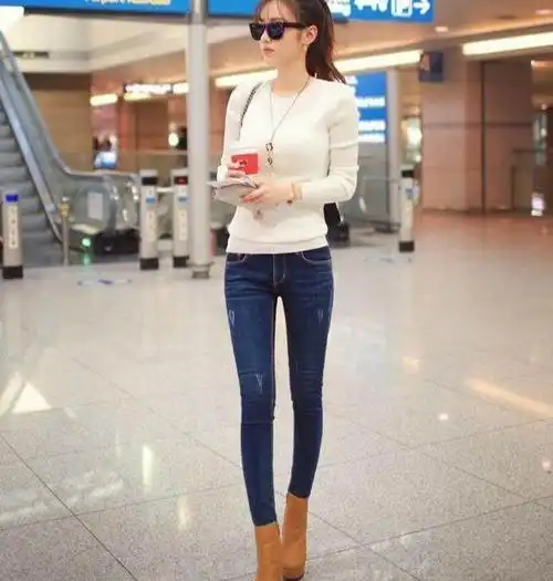 紧身牛仔裤时尚又百搭,舒适简约,尽显女性的柔美气息