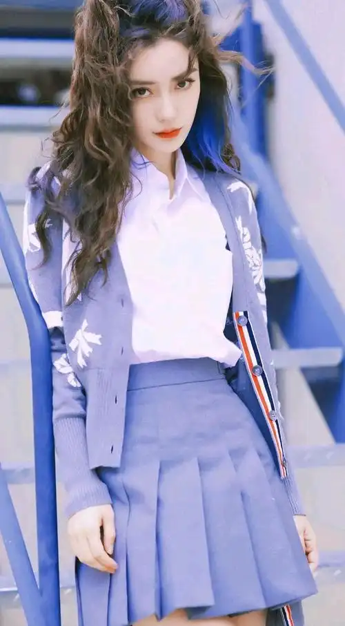 杨颖白衬衫百褶裙,高中生写真,青春靓丽!