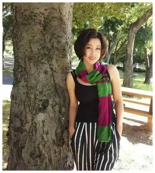 刘晓庆豪宅中穿红裙与小鲜肉甜蜜拥抱年龄差距大惊人