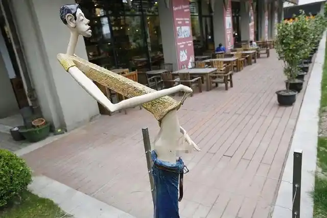 上海一家巧克力体验馆门口现 撒尿男子卡通雕塑 表情猥琐销魂 遭吐槽