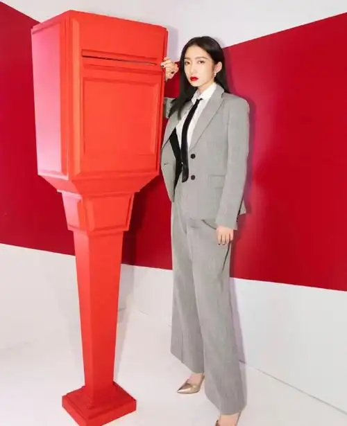 孟美岐不硬凹女团风一身西装走通勤范依旧气质又有型