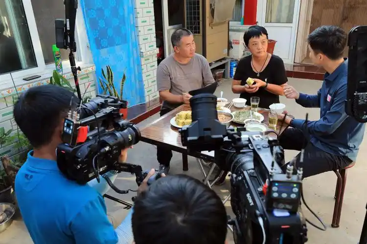 中央电视台cctⅤ4"远方的家"摄制组记者采访纪实
