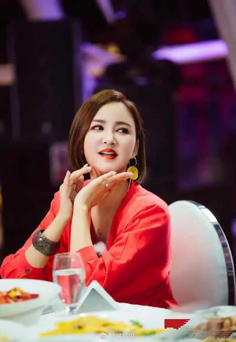 "二姐"张歆艺出游穿搭亮眼