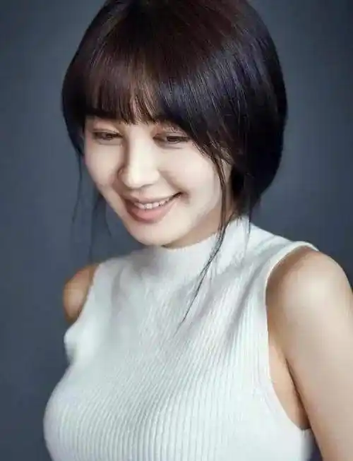 "绯闻女王"李菲儿:凭蜜桃臀出名,如今却靠擦边照片博眼球!