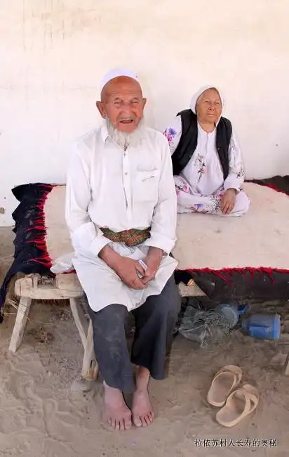 这位老人家拿出身份证给我们看,1908年出生,光着脚的