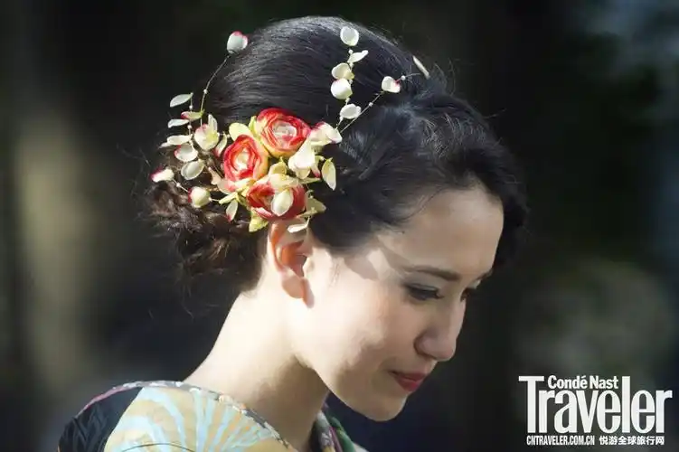 anne nakajima在神社为自己的前程许愿.最是那一低头的娇羞.