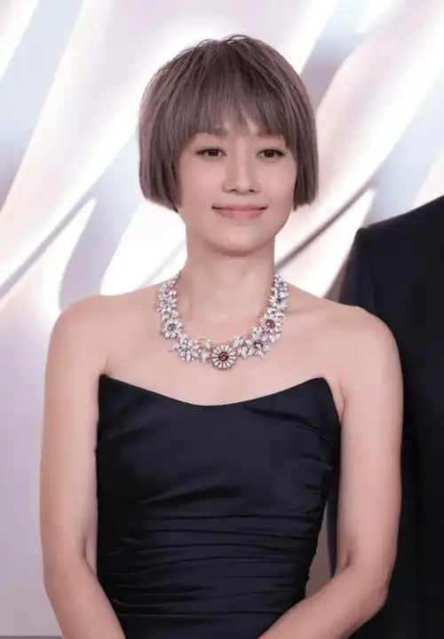 原创马伊琍终于换发型一刀切配抹胸裙奔五年纪轻松嫩回25岁