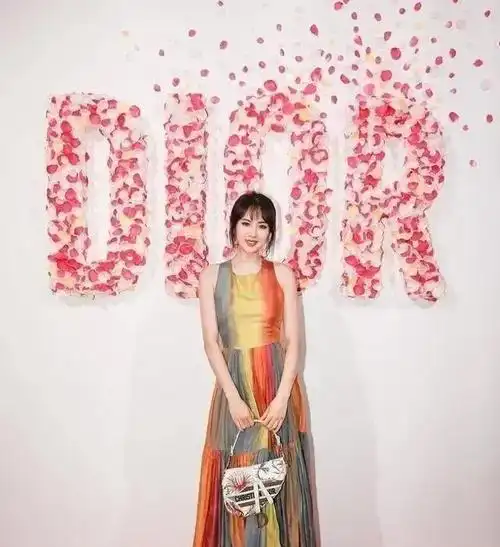 华为小公主与陈凯歌大儿子同框,姚安娜高贵优雅,陈雨昂衣冠楚楚