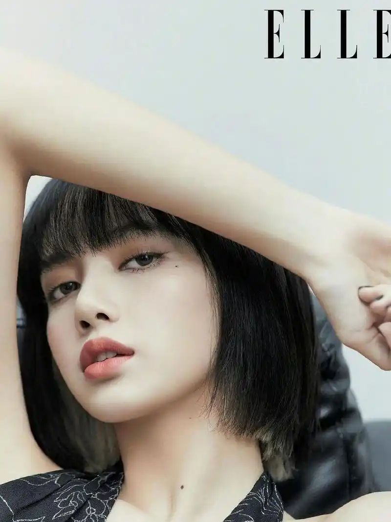 lisa最新单人画报公开,短发造型冷艳似特工,大秀美背太撩人