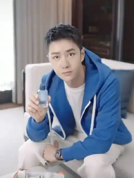 看到有一种说法,头发是王一博的可爱开关,短发寸头是挡不住的可爱