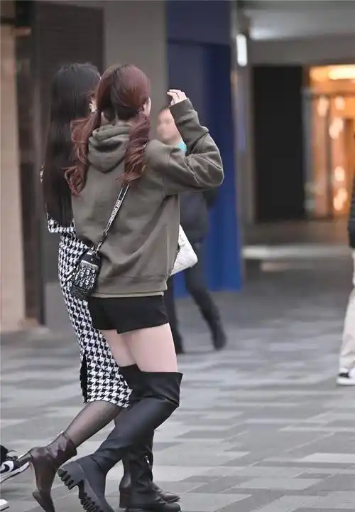 秋冬季节的过膝长靴搭配,每个人选择的风格和款式都不一样_黑色_美女_