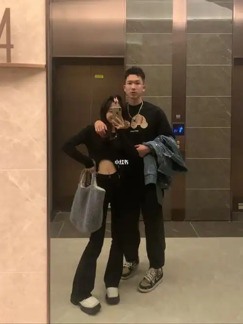 出门前拍一张嘿嘿和男朋友滴身高差#日常穿搭  #牛仔夹克这么搭