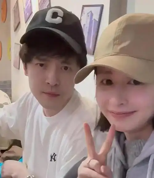 颖儿和6岁女儿探班付辛博为小月亮买气球父女拉手逛街好幸福