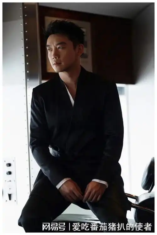 郑恺出席香港国际影视展留起胡须自称无间道系列好形象贴切