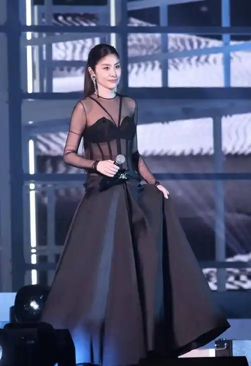 香港乐坛天后陈慧琳穿深v褐色鳄鱼皮长外套出席活动,高贵又性感_儿子