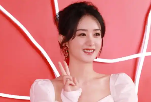 原创赵丽颖现身昆明忙得不可开交颖宝身材又发生变化近照状态超好