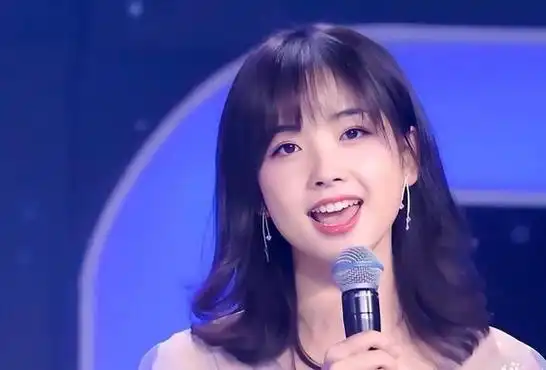 央视主持人王冰冰:因"初恋脸"走红网络,风光的背后有辛酸?