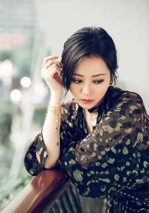 张靓颖瘦下来美回颜值巅峰透视纱裙美腿隐现好撩人女人味十足