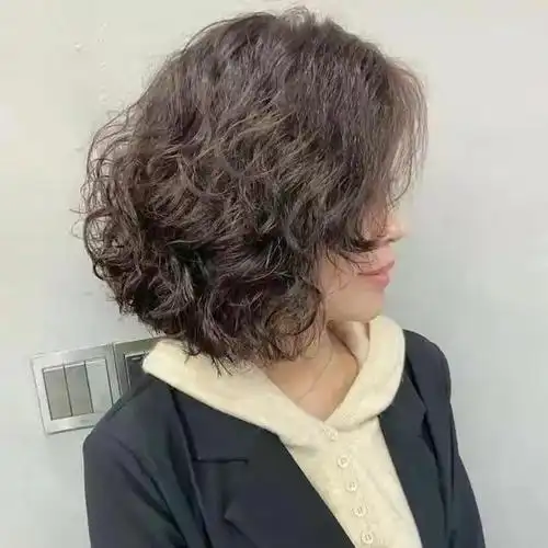 三类人不适合烫发,免打理烫发图片2022新款(50岁女人脸上有这3个"特征