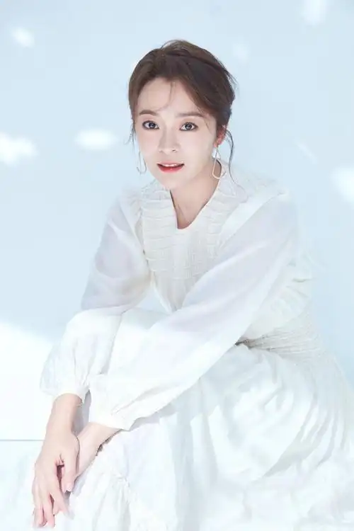 《芙蓉渡》芙蓉姐演员王嘉身穿白色连衣裙席地而坐气质优雅