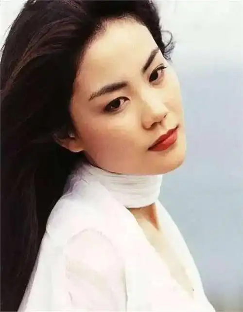 王菲为小女儿庆生,18岁李嫣身高近1米7,遗传妈妈美貌引出道呼声