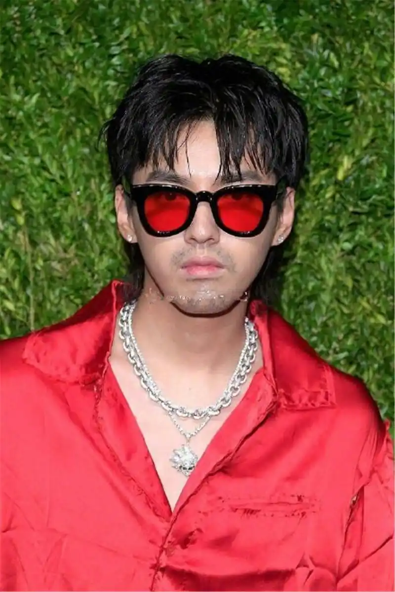 吴亦凡晒生日照片,全身美黑,脖子和胸口色差好大:几天没洗头了