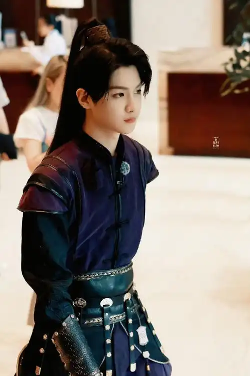 黄明昊密逃古装少侠造型