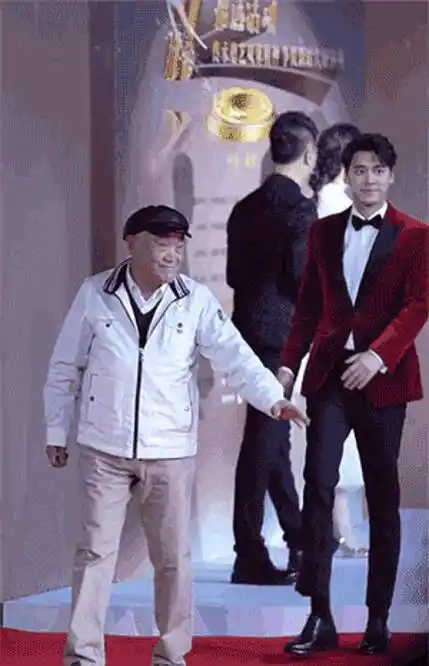 34岁李易峰颜值过关那181cm的个头现实中身材比例如何