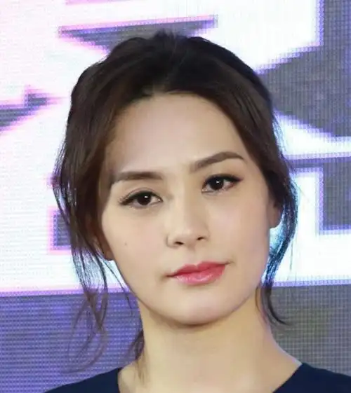 赖弘国晒第三任妻子正脸孕肚照,颜值不敌阿娇,接受采访话里有话_腾讯