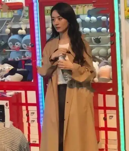 路人镜头下的明星,赵丽颖脸部消瘦,娜扎怼脸拍比精修都美