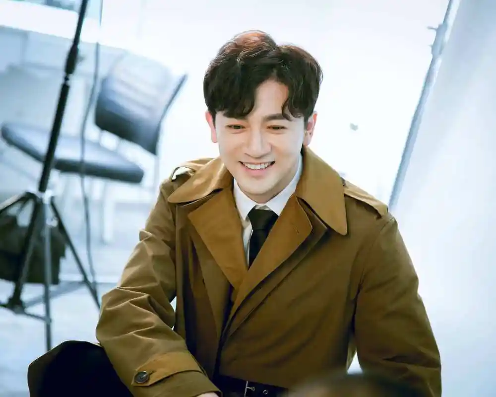 其实,在笔者看来,这张照片中苏有朋最大的变化,就是换了发型.