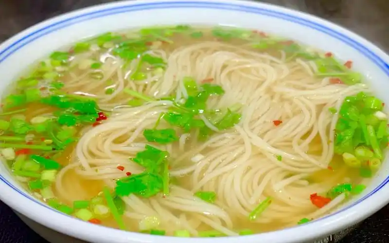 清汤面要做最简单,我家每天吃都不腻,汤鲜味美,一大碗都不够吃