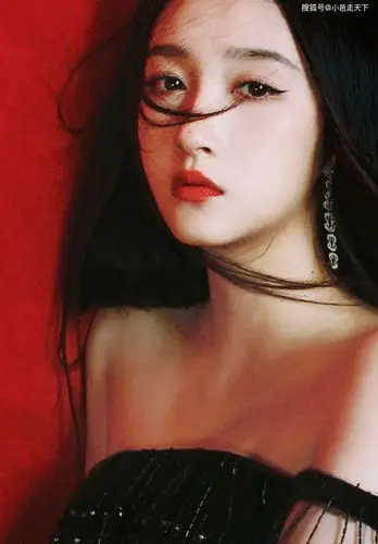 关晓彤红黑视觉反差高冷写真