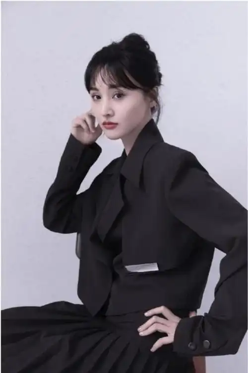 郑爽拍大片一袭黑裙化雀斑妆妩媚动人戴宽礼帽抬眸间风情万种